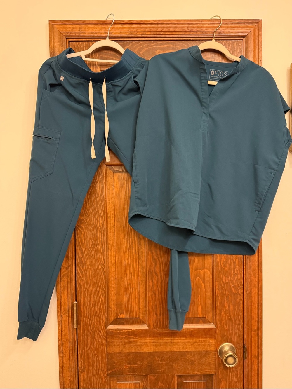FIGS Women’s Caribbean Blue Scrub Set